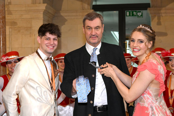 Prinzessin Sofia I. der Endorfer Faschingsgilde legte symbolisch die Schere an bei Ministerpr&auml;sident Dr. Markus S&ouml;der: die Krawatte ist ab (&copy;Foto: Ingrid Grossmann) 